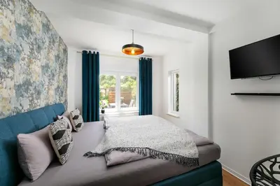 Ein Bett oder Betten in einem Zimmer der Unterkunft charmantes Townhaus mit Garten, W-LAN & Netflix