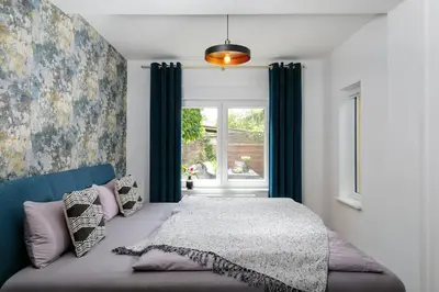 Ein Bett oder Betten in einem Zimmer der Unterkunft charmantes Townhaus mit Garten, W-LAN & Netflix