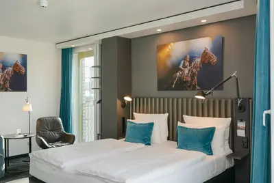 Ein Bett oder Betten in einem Zimmer der Unterkunft Motel One Berlin Ku'Damm