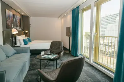 Ein Bett oder Betten in einem Zimmer der Unterkunft Motel One Berlin Ku'Damm