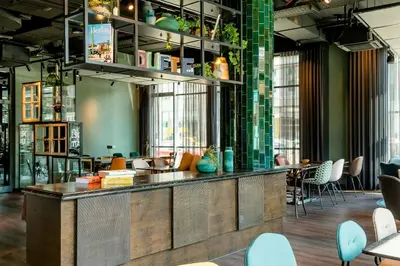 Ein Sitzbereich in der Unterkunft Motel One Berlin-Hackescher Markt