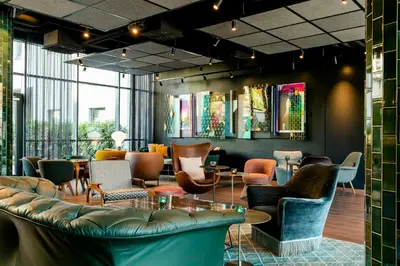 Ein Sitzbereich in der Unterkunft Motel One Berlin-Hackescher Markt