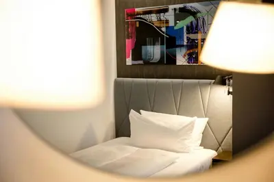 Ein Bett oder Betten in einem Zimmer der Unterkunft Motel One Berlin-Hackescher Markt