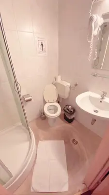 Ein Badezimmer in der Unterkunft Märkischer Hof Hotel