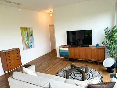 TV/Unterhaltungsangebot in der Unterkunft 2 Bedroom Mauerpark-Apartment, Berlin Mitte View calendar