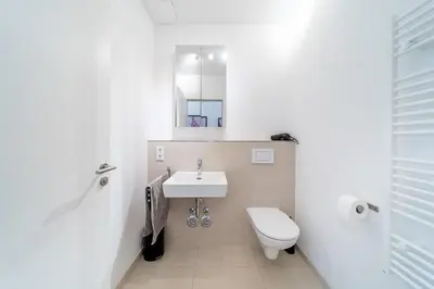 Ein Badezimmer in der Unterkunft 2 Bedroom Mauerpark-Apartment, Berlin Mitte View calendar