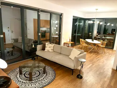 Ein Sitzbereich in der Unterkunft 2 Bedroom Mauerpark-Apartment, Berlin Mitte View calendar