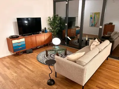 TV/Unterhaltungsangebot in der Unterkunft 2 Bedroom Mauerpark-Apartment, Berlin Mitte View calendar