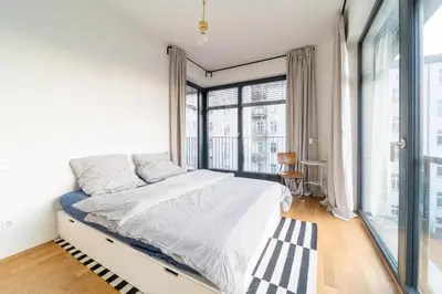 Ein Bett oder Betten in einem Zimmer der Unterkunft 2 Bedroom Mauerpark-Apartment, Berlin Mitte View calendar