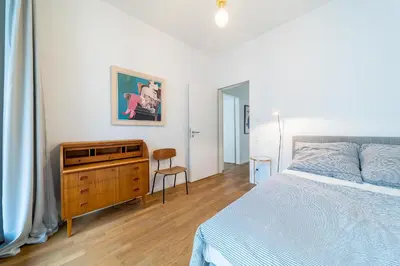Ein Bett oder Betten in einem Zimmer der Unterkunft 2 Bedroom Mauerpark-Apartment, Berlin Mitte View calendar