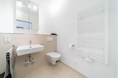 Ein Badezimmer in der Unterkunft 2 Bedroom Mauerpark-Apartment, Berlin Mitte View calendar