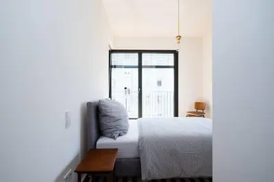 Ein Bett oder Betten in einem Zimmer der Unterkunft 2 Bedroom Mauerpark-Apartment, Berlin Mitte View calendar