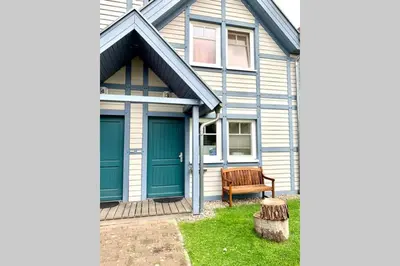 Das Gebäude in dem sich das Ferienhaus befindet