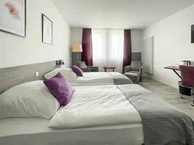 Ein Bett oder Betten in einem Zimmer der Unterkunft PRIMA Inn HOTEL & HOF NEURUPPIN - digitales & rezeptionsloses Motel