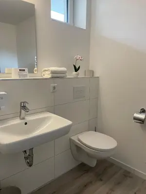 Ein Badezimmer in der Unterkunft PRIMA Inn HOTEL & HOF NEURUPPIN - digitales & rezeptionsloses Motel