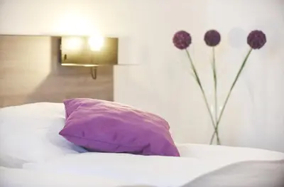 Ein Bett oder Betten in einem Zimmer der Unterkunft PRIMA Inn HOTEL & HOF NEURUPPIN - digitales & rezeptionsloses Motel