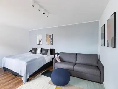 Ein Bett oder Betten in einem Zimmer der Unterkunft Flower's Berlin by Limehome - Digital Access