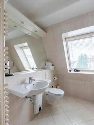 Ein Badezimmer in der Unterkunft Flower's Berlin by Limehome - Digital Access