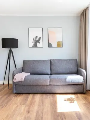 Ein Sitzbereich in der Unterkunft Flower's Berlin by Limehome - Digital Access
