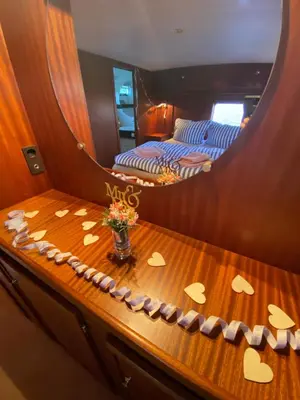 Ein Bett oder Betten in einem Zimmer der Unterkunft Yacht Amavida - Jacht - TraumZeitBoot - exklusiver Festanlieger in perfekter Lage auf dem Scharmützelsee Bad Saarow