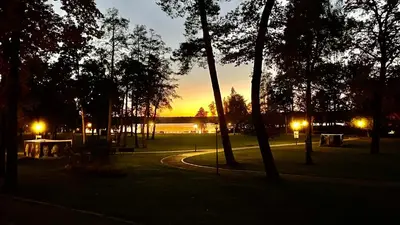 Blick auf den Sonnenuntergang/Sonnenaufgang von des Bootes aus oder aus der Nähe