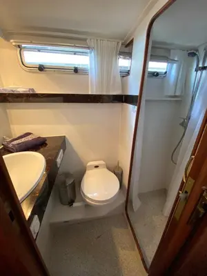 Ein Badezimmer in der Unterkunft Yacht Amavida - Jacht - TraumZeitBoot - exklusiver Festanlieger in perfekter Lage auf dem Scharmützelsee Bad Saarow