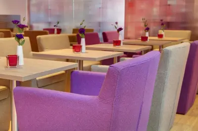 Ein Sitzbereich in der Unterkunft IntercityHotel Berlin Hauptbahnhof