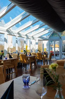 Ein Restaurant oder anderes Speiselokal in der Unterkunft Residenz Seehotel Berlin Brandenburg