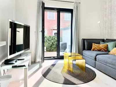 TV/Unterhaltungsangebot in der Unterkunft modernes Apartment, Terrasse und Garten am Lilienthalpark im Südwesten Berlins