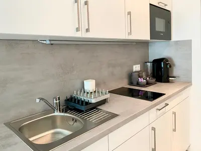 Küche/Küchenzeile in der Unterkunft modernes Apartment, Terrasse und Garten am Lilienthalpark im Südwesten Berlins