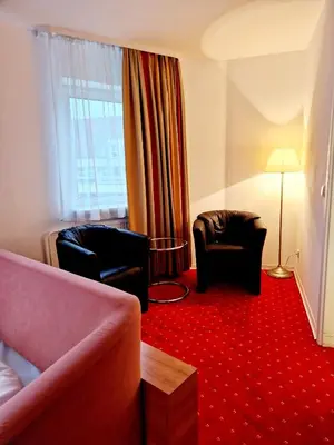 Ein Sitzbereich in der Unterkunft Hotel Kaiser