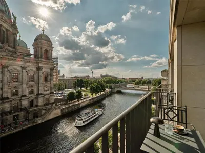 Blick auf einen Fluss in der Nähe des Hotels