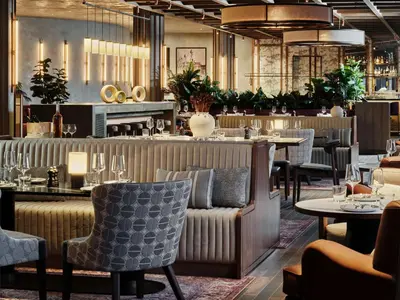 Ein Sitzbereich in der Unterkunft Radisson Collection Hotel, Berlin
