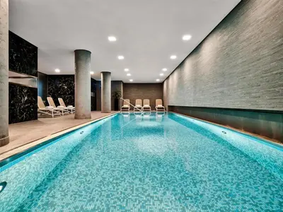 Der Swimmingpool an oder in der Nähe von Radisson Collection Hotel, Berlin