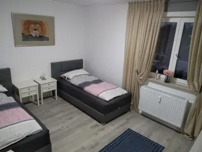 Ein Bett oder Betten in einem Zimmer der Unterkunft Ferienwohnung in Birkenwerder mit Balkon