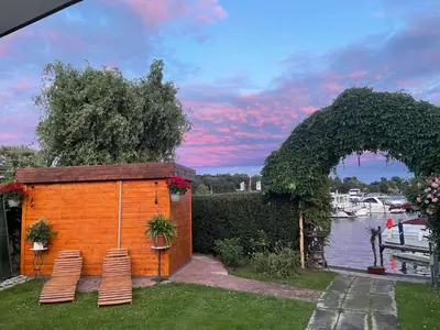 Ein Garten an der Unterkunft Pension am Tiefen See