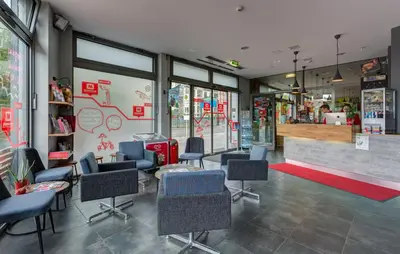 Ein Sitzbereich in der Unterkunft MEININGER Hotel Berlin Alexanderplatz
