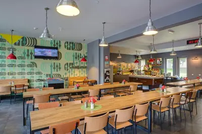 Ein Restaurant oder anderes Speiselokal in der Unterkunft MEININGER Hotel Berlin Alexanderplatz