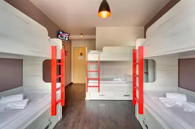 Ein Bett oder Betten in einem Zimmer der Unterkunft MEININGER Hotel Berlin Alexanderplatz