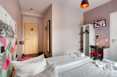 Ein Bett oder Betten in einem Zimmer der Unterkunft MEININGER Hotel Berlin Alexanderplatz