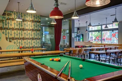 Ein Billardtisch in der Unterkunft MEININGER Hotel Berlin Alexanderplatz