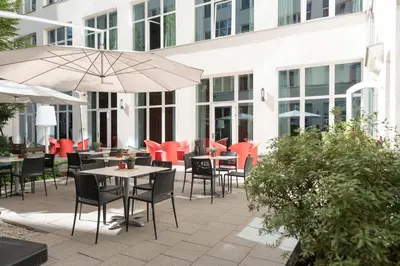 Ein Restaurant oder anderes Speiselokal in der Unterkunft Adina Apartment Hotel Berlin Checkpoint Charlie
