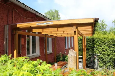 Ein Garten an der Unterkunft Pension Schwalbenweg