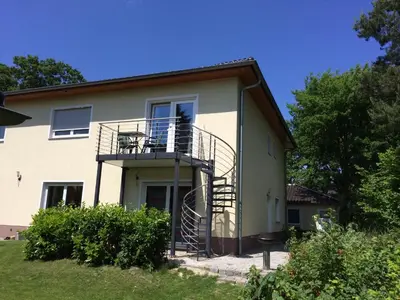 Das Gebäude in dem sich das Ferienhaus befindet
