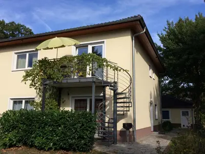 Das Gebäude in dem sich das Ferienhaus befindet