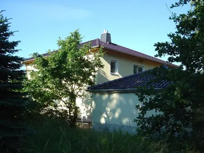Das Gebäude in dem sich das Ferienhaus befindet