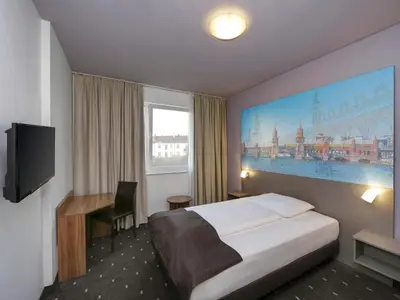 Ein Bett oder Betten in einem Zimmer der Unterkunft B&B Hotel Berlin City-Ost