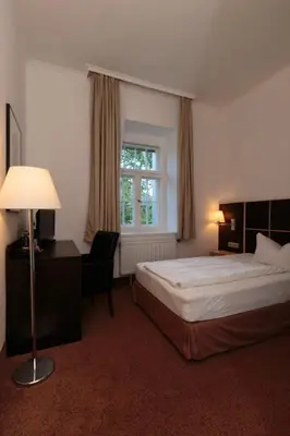 Ein Bett oder Betten in einem Zimmer der Unterkunft Hotel Landhaus Schlachtensee