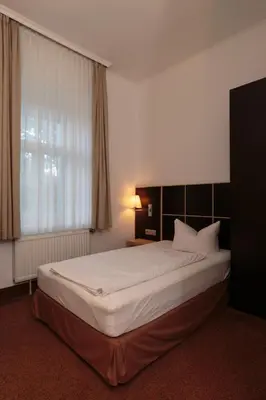 Ein Bett oder Betten in einem Zimmer der Unterkunft Hotel Landhaus Schlachtensee