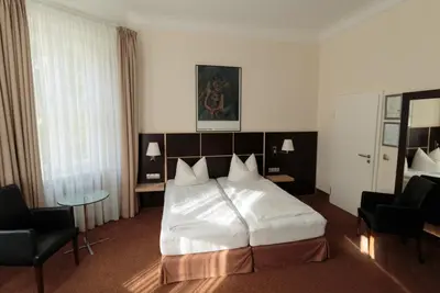Ein Bett oder Betten in einem Zimmer der Unterkunft Hotel Landhaus Schlachtensee